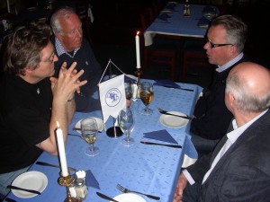 Håkan, Gunnar och Henrik i samspråk. Sten lyssnar uppmärksamt.