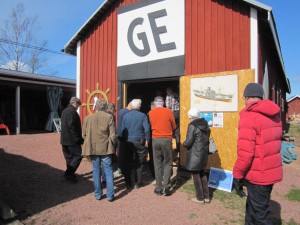 Trängsel i Lasses maskinmuseum på Vårdö